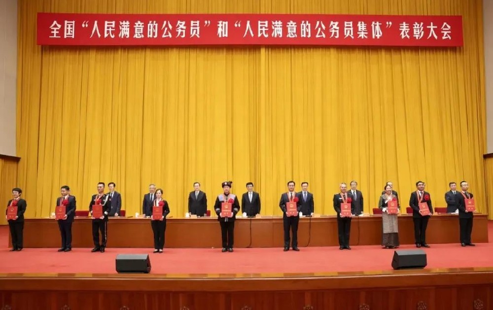 中譯英|人民滿意的公務員、跨海高鐵、電力裝備綠色低碳發展、網絡文明